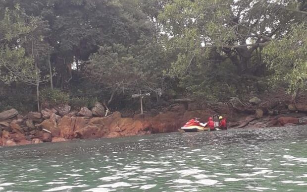 Balneário Camboriú: Bombeiros resgatam quatro pessoas na Ilha das Cabras