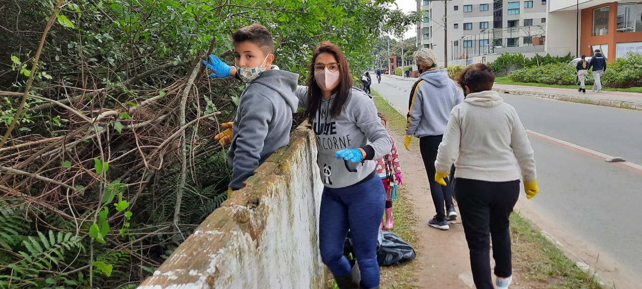 Mutirão: Voluntários recolhem 100 sacos de 200 litros de lixo da Lagoa do Quinca Ludo, na praia Alegre, em Penha