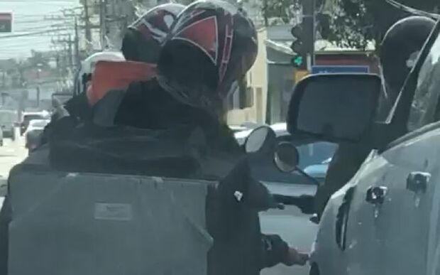 Itajaí: Motoqueiro é flagrado riscando veículos em semáforos no Centro da cidade