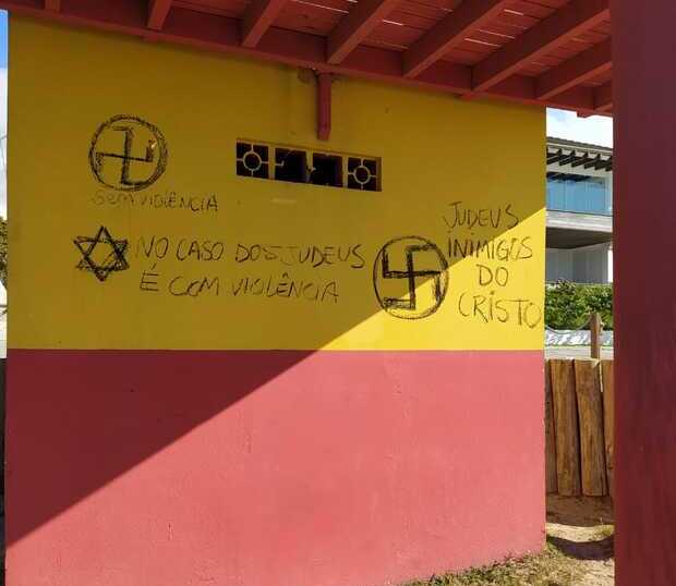 Balneário Piçarras: Posto de guarda-vidas é vandalizado com inscrições racistas, símbolos nazistas, e ataque aos judeus no bairro Itacolomi