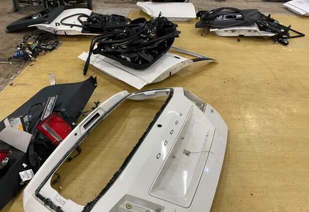 Polícia estoura desmanche e recupera veículo roubado em Joinville