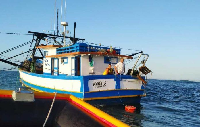 SOS: BARCO PESQUEIRO DE ITAJAÍ SOFRE PROBLEMAS MECÂNICOS NA COSTA DE LAGUNA
