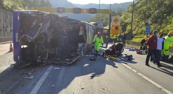 Na descida da Serra de Curitiba: Duas pessoas morrem em acidente com ônibus que transportava equipe do Umuarama Futsal