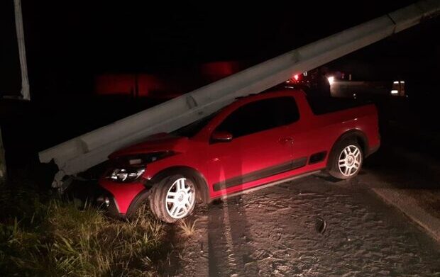 Penha: Motorista perde controle do veículo e derruba poste na Variante