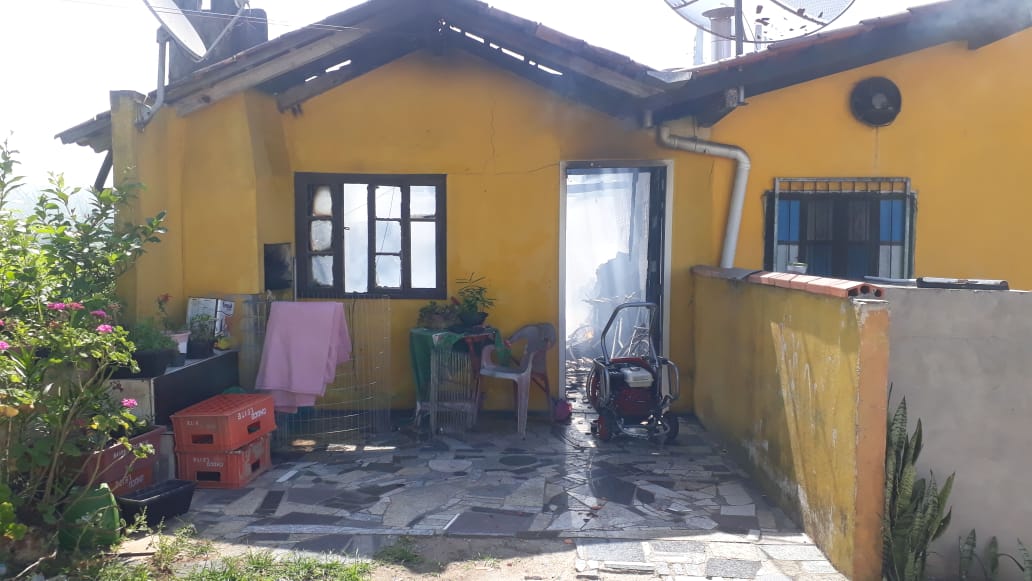 NA VARIANTE: FOGO DESTRÓI QUITINETE NA SC-414 EM PENHA