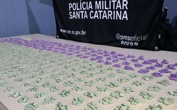 Paraquedas não abriu: Homem cai de um telhado e é preso com três mil comprimidos de ecstasy