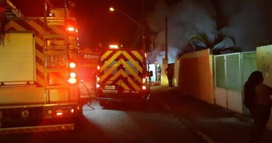 Itajaí: Incêndio destrói casa de madeira no bairro Espinheiros