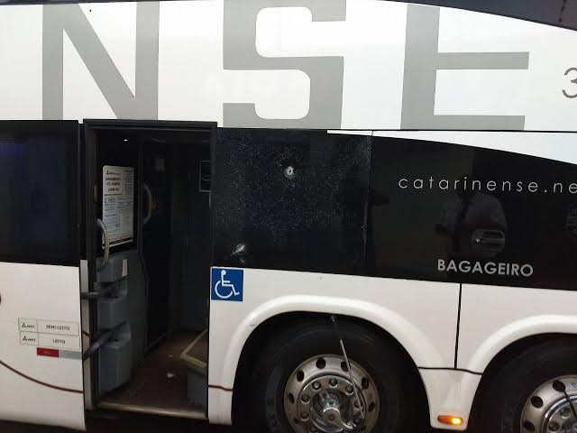 NO BUZÃO: ÔNIBUS DA CATARINENSE LINHA SÃO PAULO/FLORIPA É ASSALTADO ANTES DE CHEGAR EM SC