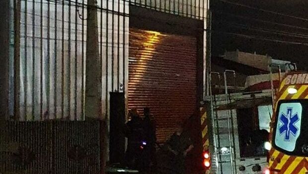 Nos Cordeiros: Incêndio em oficina mecânica destrói quatro carros em Itajaí