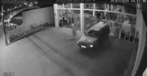 Balneário Piçarras: Ladrões dão ré em veículo, quebram porta da loja Bazar Chaia e fazem a limpa