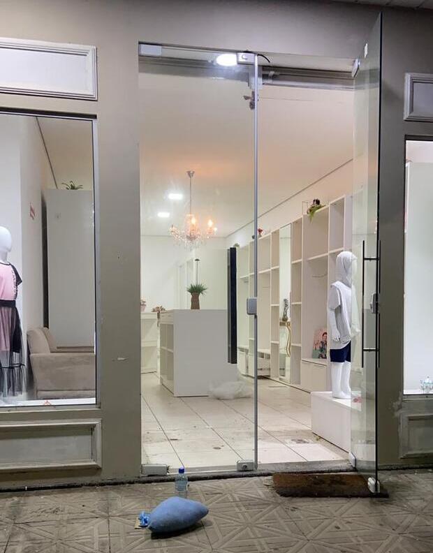 Penha: Loja J. Manu’s é arrombada e ladrões levam cerca de 50 mil em roupas infantis