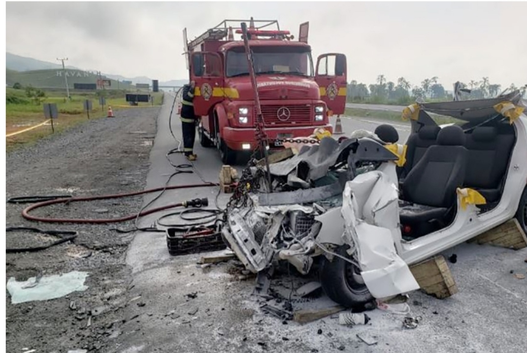 EM ILHOTA: ACIDENTE NA BR-470 ENTRE UMA CARRETA E UM VOYAGE DEIXA UMA PESSOA EM ESTADO GRAVE