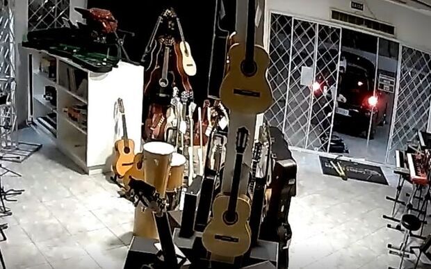 Virou Moda: “Quadrilha das Vitrines” volta a atacar e arromba loja de instrumentos musicais em Camboriú