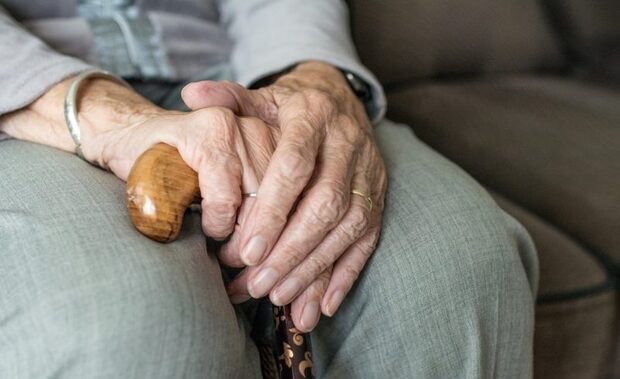 Maus-tratos: Idosa de 65 anos é levada para o PA de Itapema com 50 larvas na boca