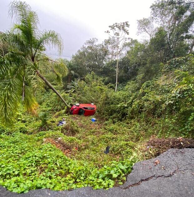 Na grota: Casal despenca com carro da praia do Bananal no Centro de Penha