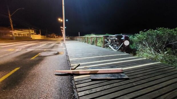 Na passarela: Carro capota na restinga da praia de Navegantes