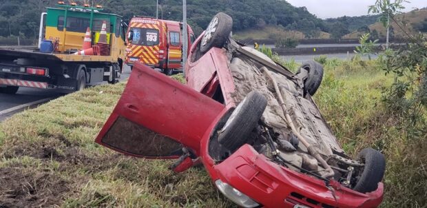 Penha: Mãe e filho de cinco anos capotam com carro na Transbeto