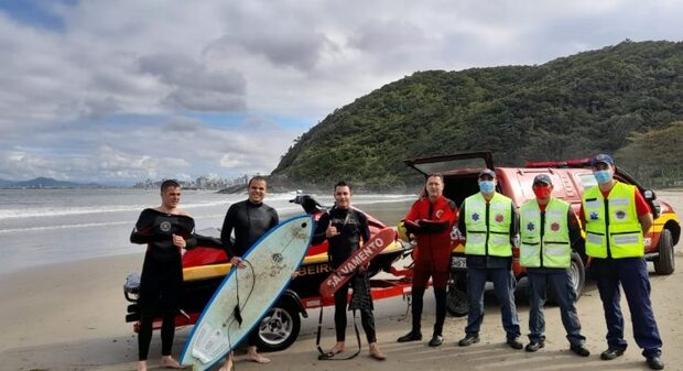 Navegantes: Surfista e guarda-vidas são resgatados pelos Bombeiros Militar na praia do Gravatá