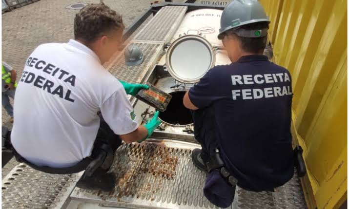 NO ÓLEO: MAIS DE 550 QUILOS DE COCAÍNA ESTAVAM BOIANDO EM CONTÊINERES-TANQUES NO PORTO DE ITAPOÁ