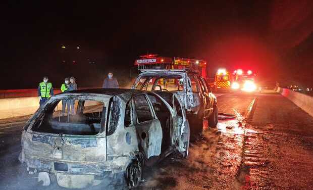 No Barranco Alto: Acidente no quilômetro 15 da BR-470 em Ilhota resulta em dois carros destruídos pelo fogo e homem ferido