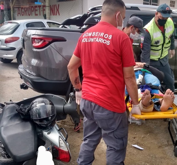 Penha: Acidente no Gravatá deixa motociclista ferida na perna direita