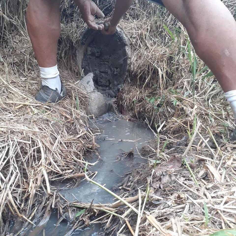 NO CANTO DA VIGIA: PREFEITURA DE PENHA LACRA TUBULAÇÃO DE ESGOTO NA PRAIA GRANDE