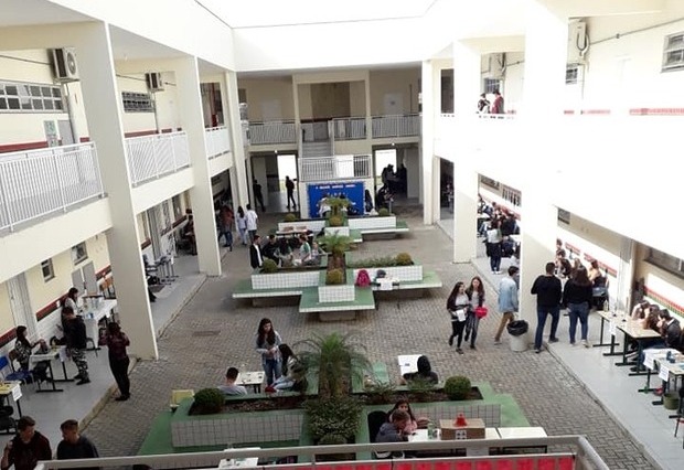 Susto: Escola EEM Senador LHS de Itajuba é evacuada às pressas após alunos escutar estalos vindos da estrutura