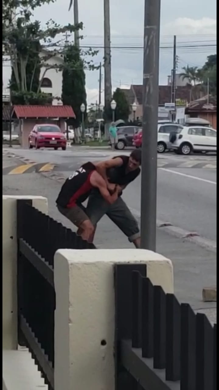 NO TAPA: MORADORES DE RUA CAEM NA PORRADA NO CENTRO DE PENHA