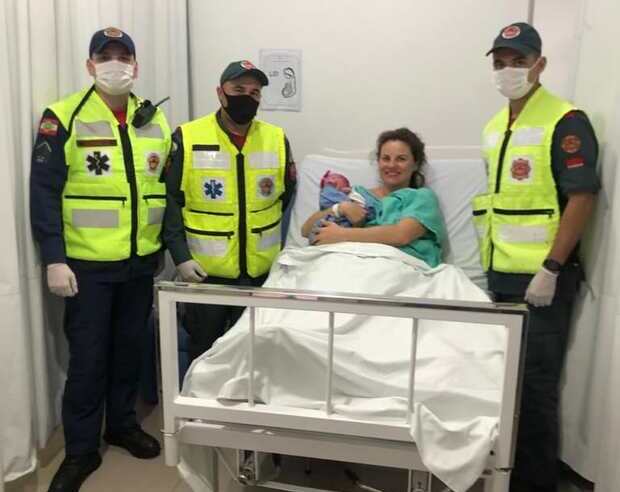 Apressadinha: Em parto emergencial bebê nasce dentro de ambulância dos Bombeiros Militar na Meia Praia em Navegantes