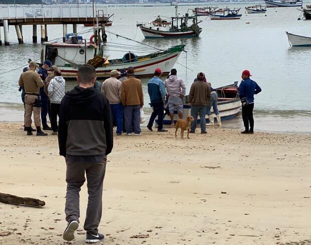 Penha: Quatro pescadores amadores naufragam na região da Marisqueira na praia de Armação: dois foram resgatados com vida, um morreu afogado e outro está desaparecido