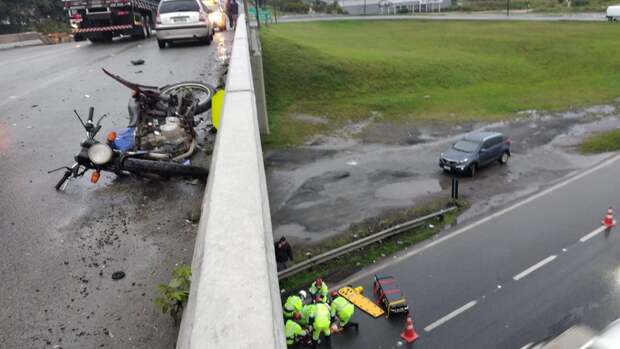 Navegantes: Motociclista é arremessado do viaduto da BR-470 e cai no meio da pista da BR-101 após bater em automóvel