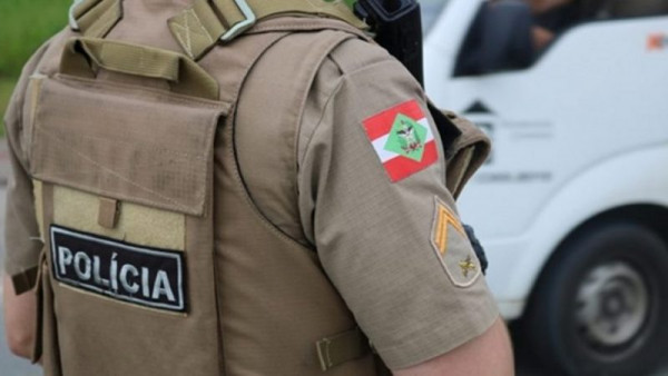 Itajaí: Filho encontra pai abraçado ao corpo da mãe após suposto feminicídio no bairro São Judas