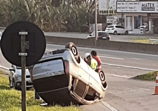 Penha: Fiat Idea capota na Transbeto e motorista sofre lesões leves