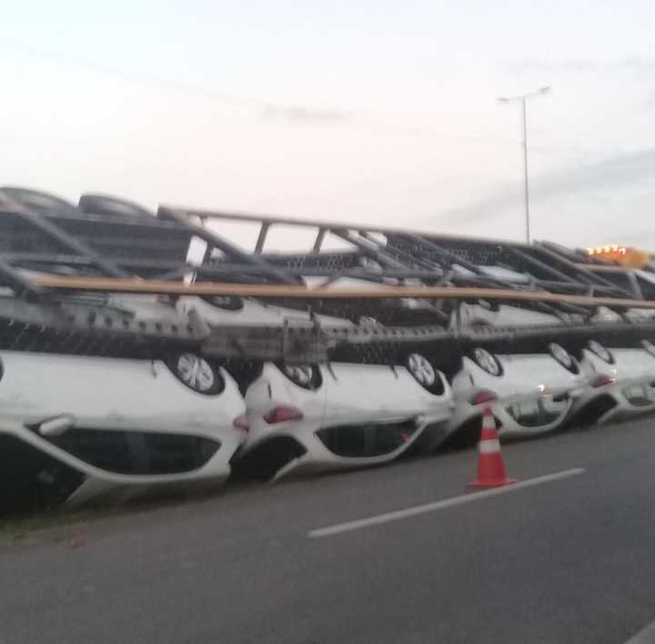 DE PERNAS PRO AR: CAMINHÃO CEGONHA TOMBA NA BR-101 EM BARRA VELHA