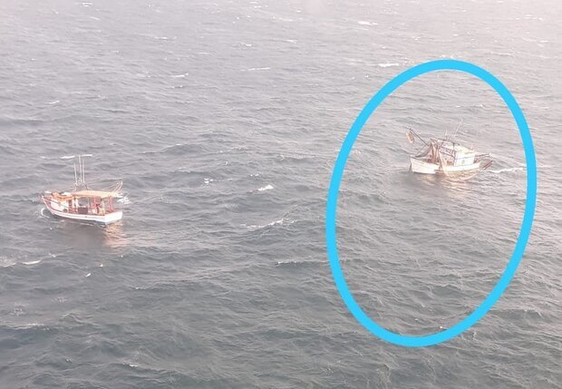 Penha: Barco pesqueiro com três tripulantes é resgatado na costa de Itajaí
