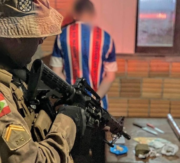 Penha: Menor é apreendido por tráfico de drogas em frente do Colégio João Batista da Cruz, no Mariscal