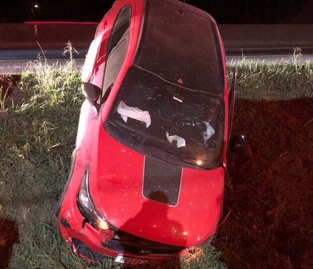 Balneário Piçarras: Carro sai da pista na BR-101 e ocupantes do veículo fogem do local
