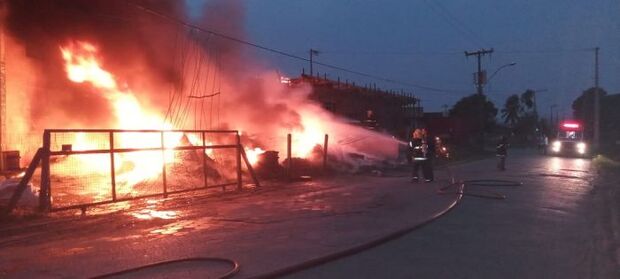 Penha: Incêndio destrói parcialmente galpão de recicláveis na Santa Lídia