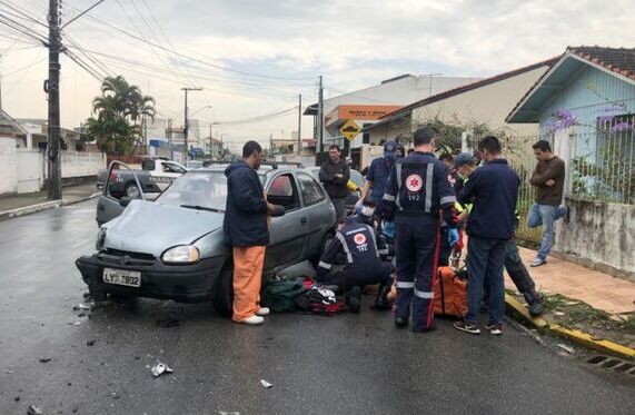 Itajaí: Homem morre em acidente no cruzamento das ruas Gustavo Bernedet e Áurea de Souza no bairro Cordeiros