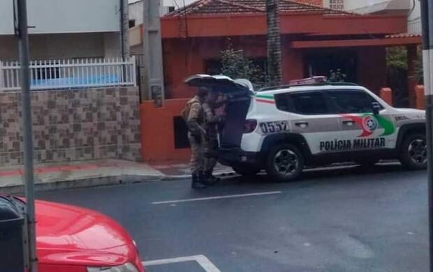 Balneário Camboriú: Funcionário reage a assalto é baleado na perna e dois homens são presos pela PM