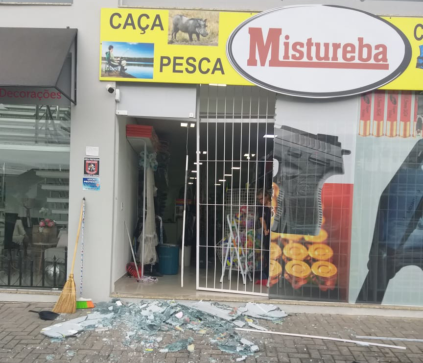 “Quadrilha das Vitrines”: Loja Mistureba é invadida e bandidos levam carabinas e pistolas de pressão