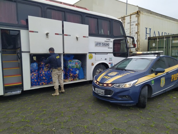 Balneário Piçarras: Ônibus é flagrado com bagageiro lotado de muambas contrabandeadas do Paraguai