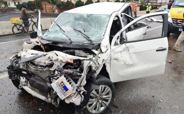 Na BR-101: Gol fica entre dois caminhões em acidente no quilômetro 110 em Balneário Piçarras