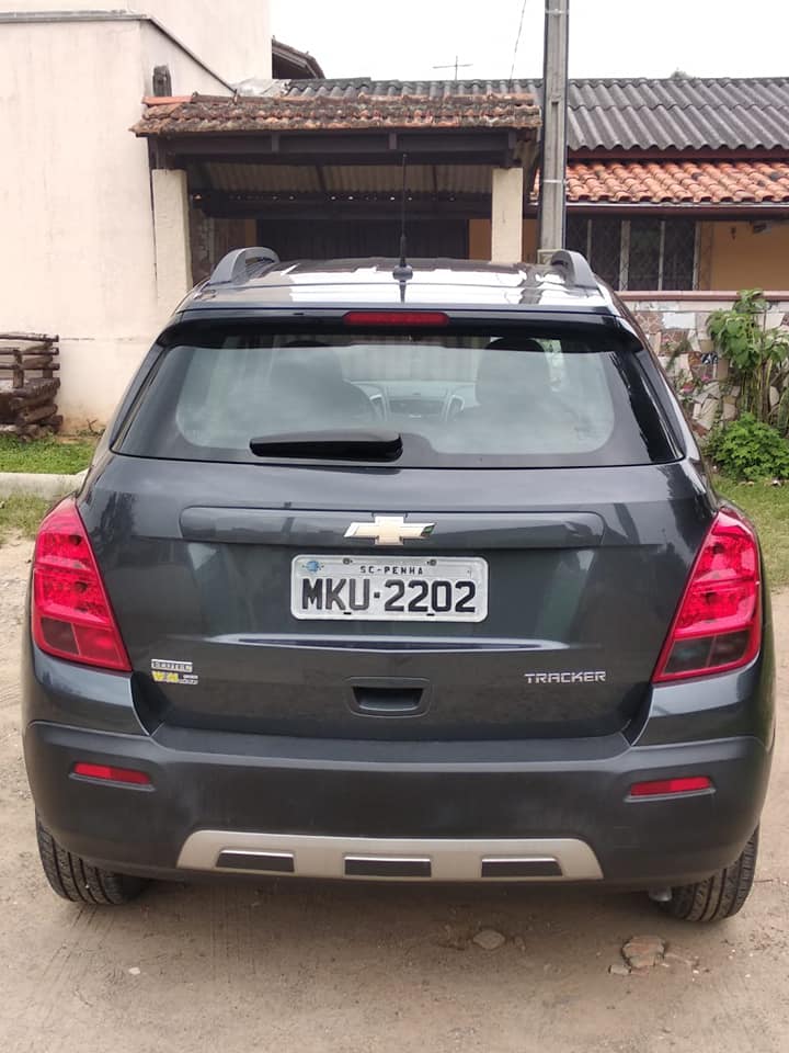 NA RUA ILHOTA: BANDIDOS RENDEM FAMÍLIA E LEVAM CARRO DAS VÍTIMAS EM ASSALTO NA PRAIA DE ARMAÇÃO EM PENHA