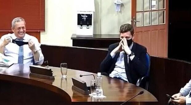 Viralizou: Premiação de rifa com porcos, torresmos e galinha choca fazem vereadores caírem na gargalhada durante sessão em Nova Veneza