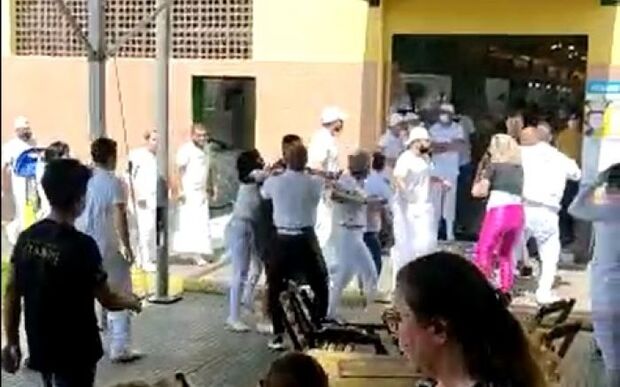 Bafão: Donos de box do Mercado do Peixe de Itajaí caem na porrada por conta do preço do salmão