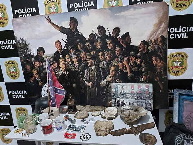 Polícia encontra fábrica de artigos nazistas em Timbó