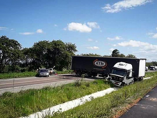 EM NAVEGA: ACIDENTE ENTRE DOIS VEÍCULOS DE PASSEIO E UMA CARRETA NA BR-470 DEIXA UMA PESSOA FERIDA