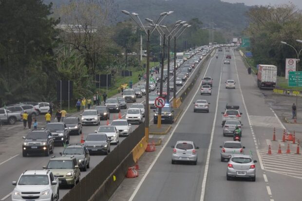 Manifestação: Bloqueios na BR-101 prejudicam volta para casa após feriadão