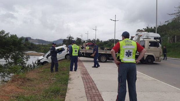Brusque: Motorista morre ao cair com carro no rio Itajaí-mirim